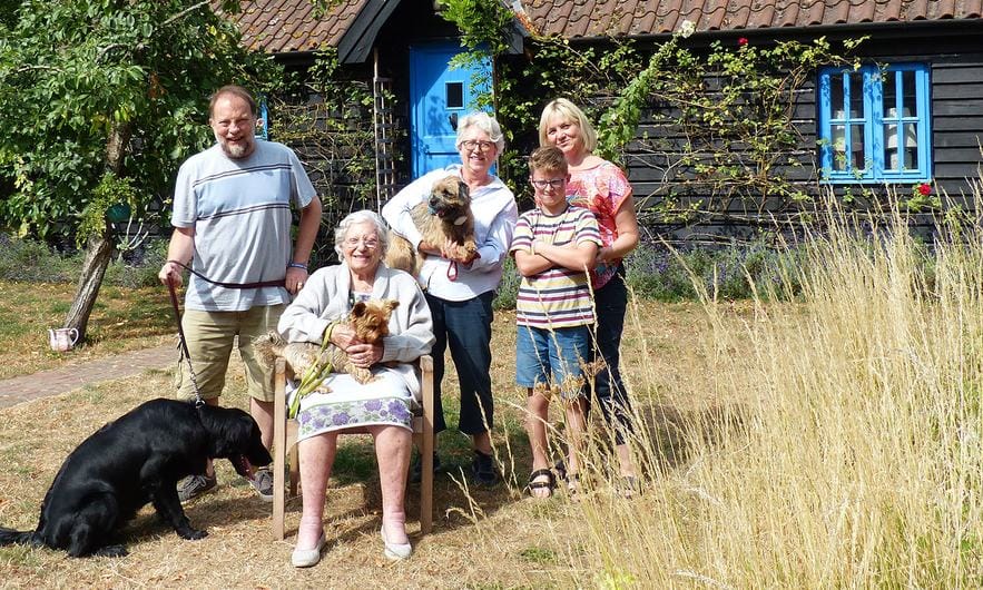 UN retirees host Ukrainian refugee family